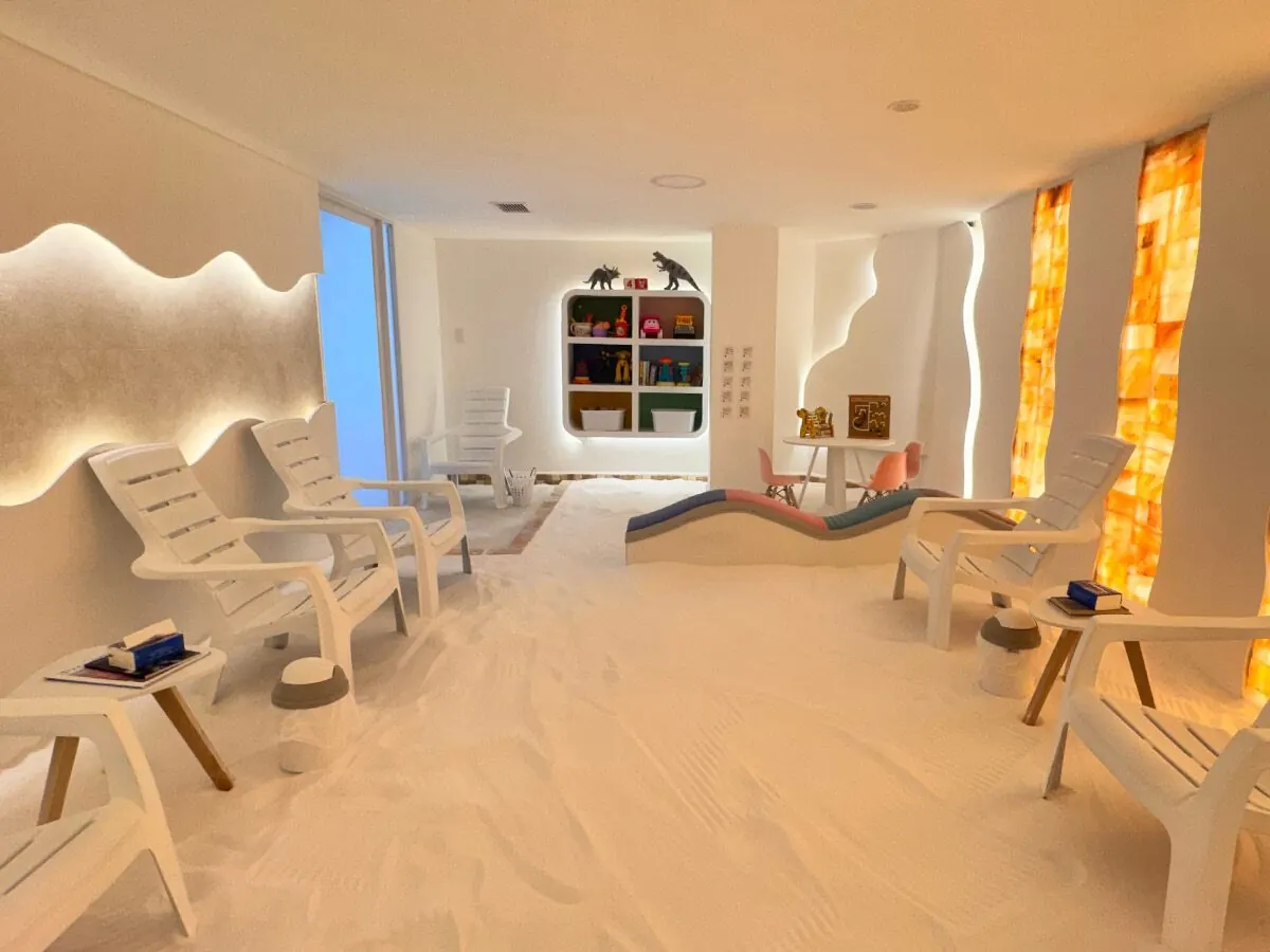 Interior de la cueva de sal de HaloSalud Sur con sillones de descanso y paredes de sal iluminadas